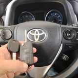 Llave de Toyota con chip recién hecha, frente al vehículo del cliente.